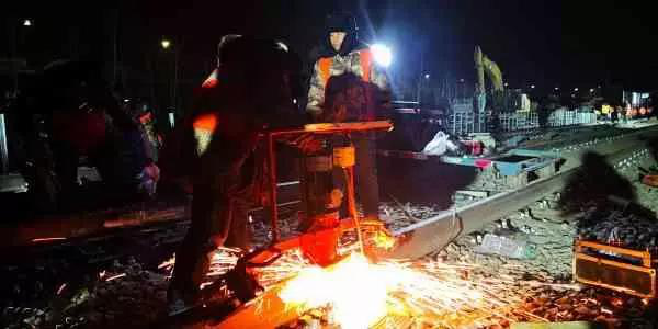 今日頭條、北京日?qǐng)?bào)：13號(hào)線清河站撥線工程倒計(jì)時(shí)，京城地鐵首  次鋪上樹脂軌枕